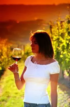 Ein Glas Rotwein auf den Hügelnd des Chianti
